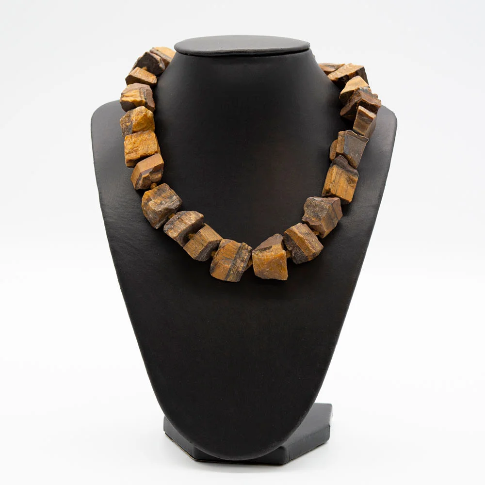 EDELSTEINCOLLIER AUS TIGERAUGE NUGGETS, NATURBELASSENE PERLEN, EINZELN GEKNÜPFT, VINTAGE, CA. 45 CM. — Necklace — Kunst- und Auktionshaus Kleinhenz