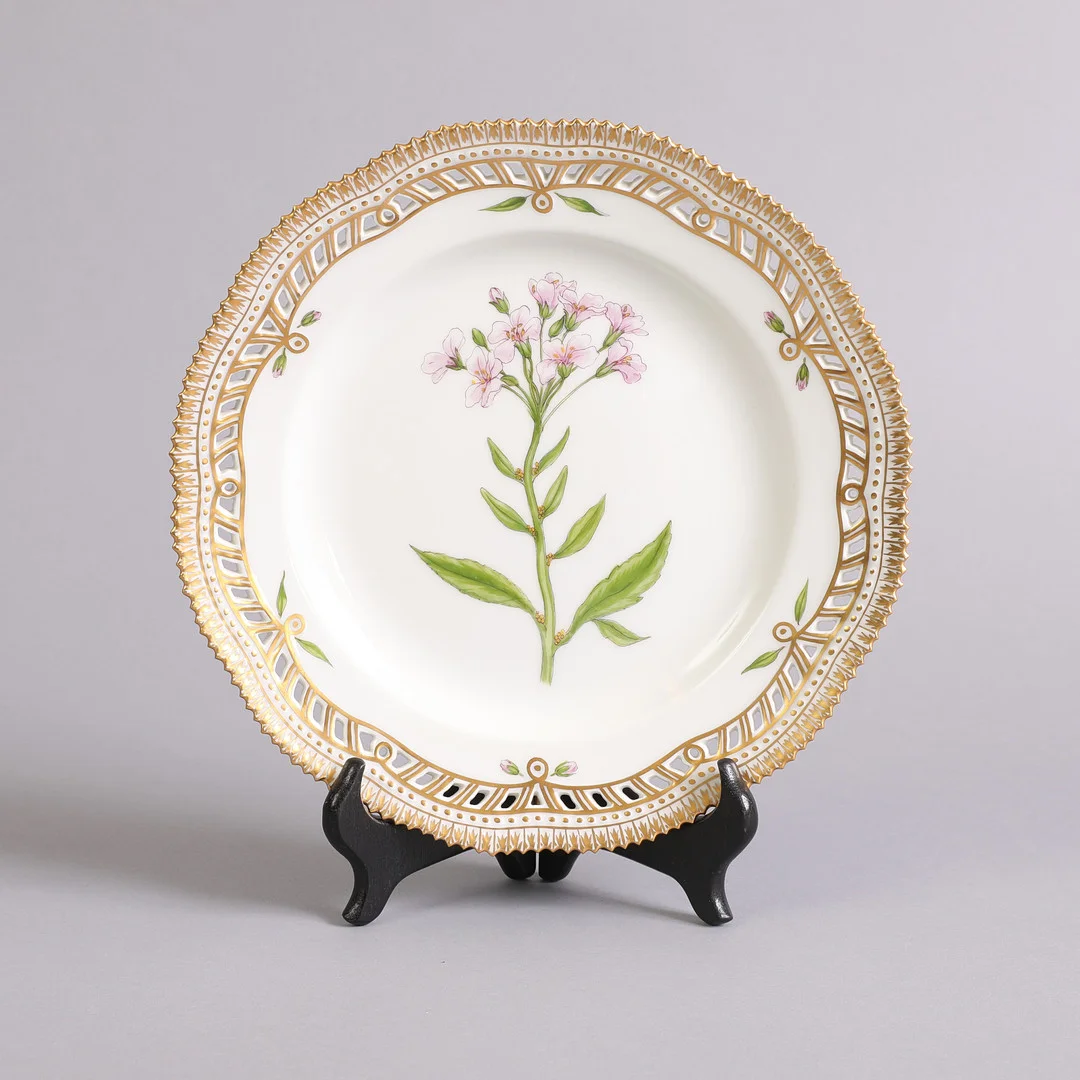 ROYAL COPENHAGEN. "Flora Danica" frokosttallerken nr. 20/3554, "Dentaria bulbifera L.". — European — Bidstrup Auktioner
