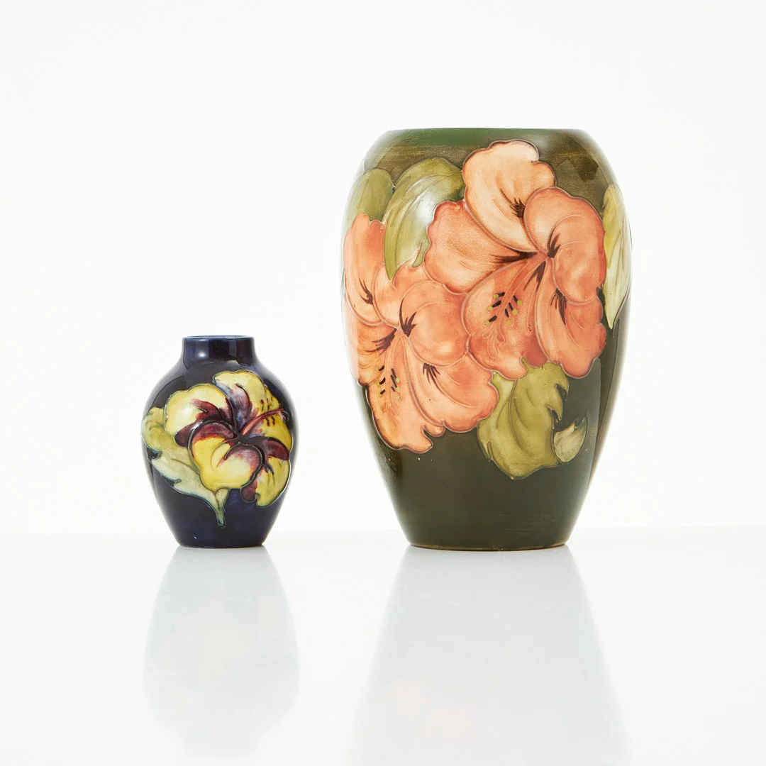 WILLIAM MOORCROFT. vaser, 2 st, jugend, dekor av stiliserade blommor, Moorcroft Pottery, England, märkta på undersidan, 1900-talets första hälft. — European — Stockholms Auktionsverk Magasin 5