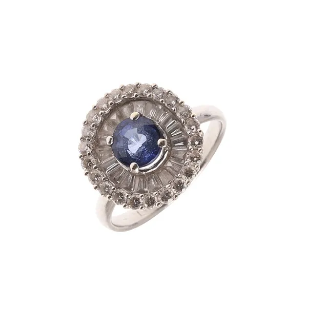 A SAPPHIRE AND DIAMOND CLUSTER RING.