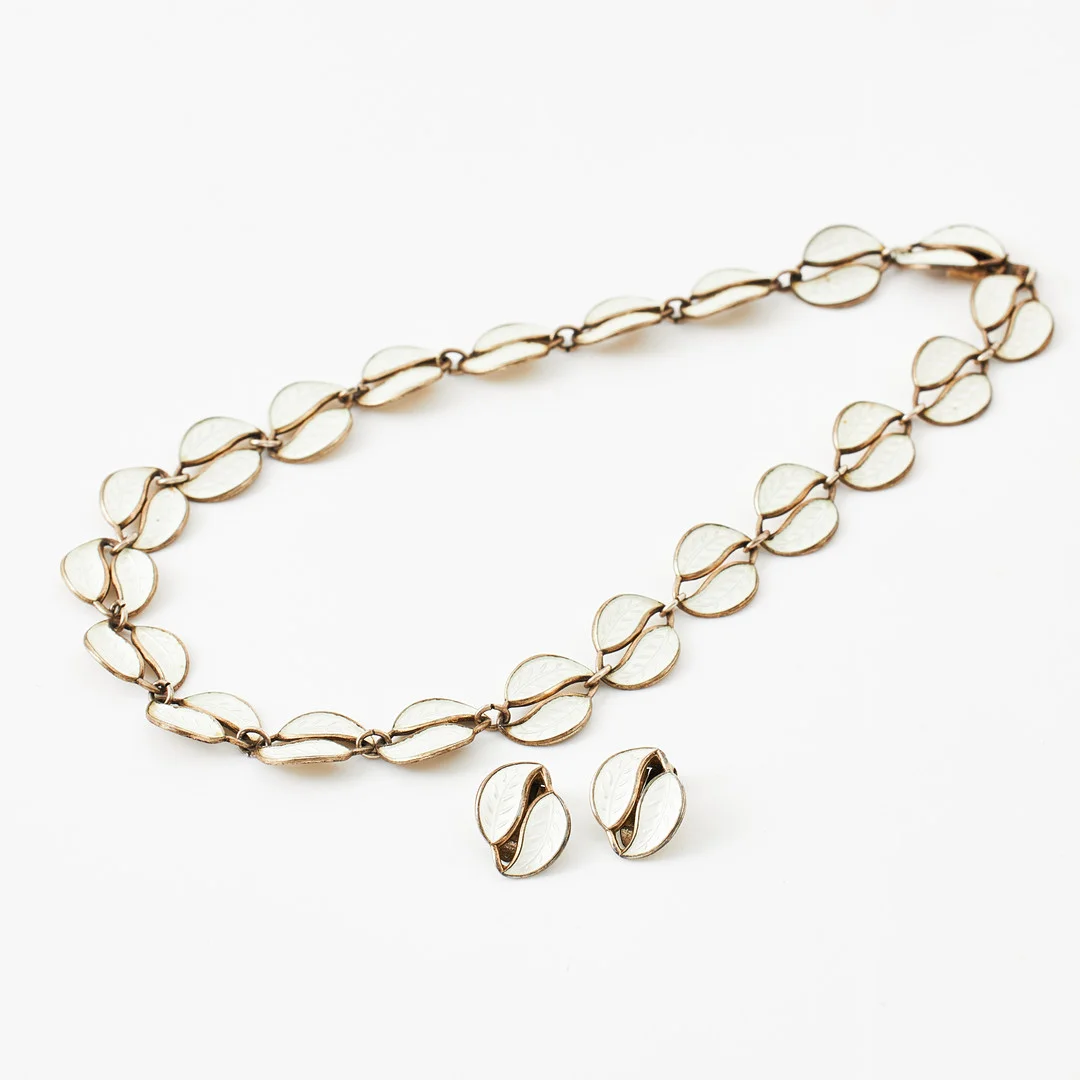 WILLY WINNAESS, collier, clips, 1 par, sterlingsilver, lövformationer med vit emaljdekor, för David Andersen, Norge. — Necklace — Stockholms Auktionsverk Magasin 5