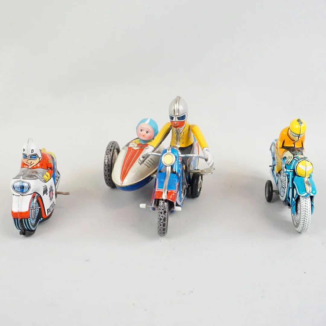 PLÅTLEKSAKER, Mekaniska motorcyklister. — Toys — Roslagens Auktionsverk