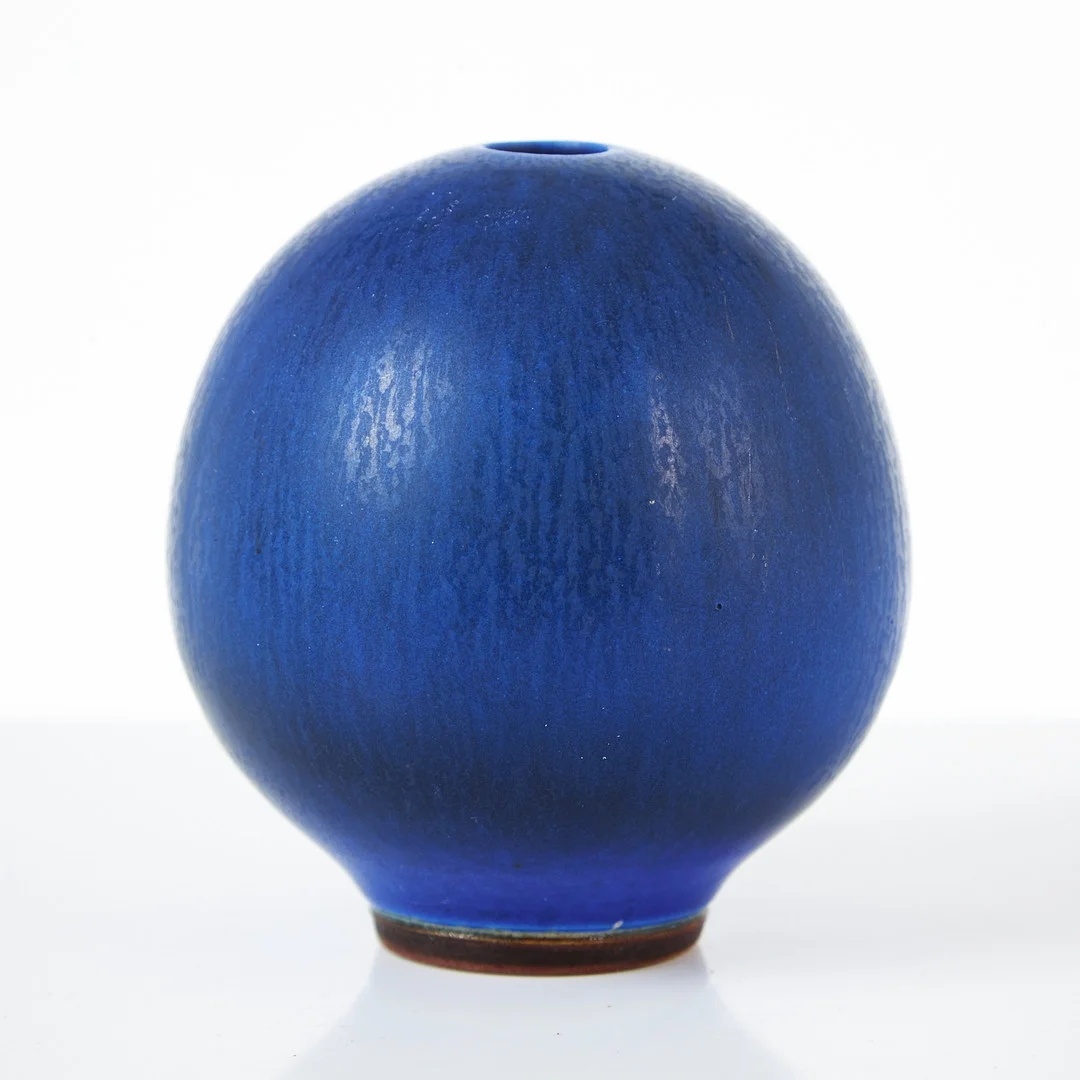 BERNDT FRIBERG. Vas, Gustavsbergs studio 1964, stengods. Blå harpälsglasyr. Signerad Gustavsbergs studio Friberg F. — European — Stockholms Auktionsverk Magasin 5