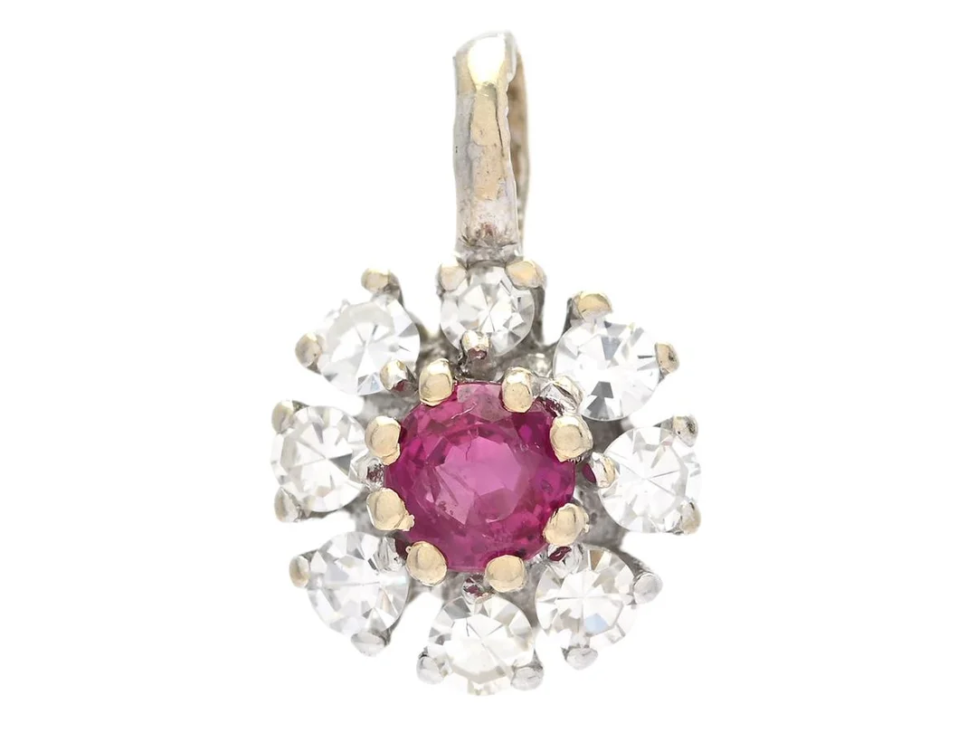 CARMOSÉHÄNGE, 18K vitguld, rubin ca 0,25 ct, 8 åttkantslipade diamanter ca 0,24 ctv, diameter ca 8,2 mm, vikt 1,0 g. — Smycken/Hänge — Kaplans