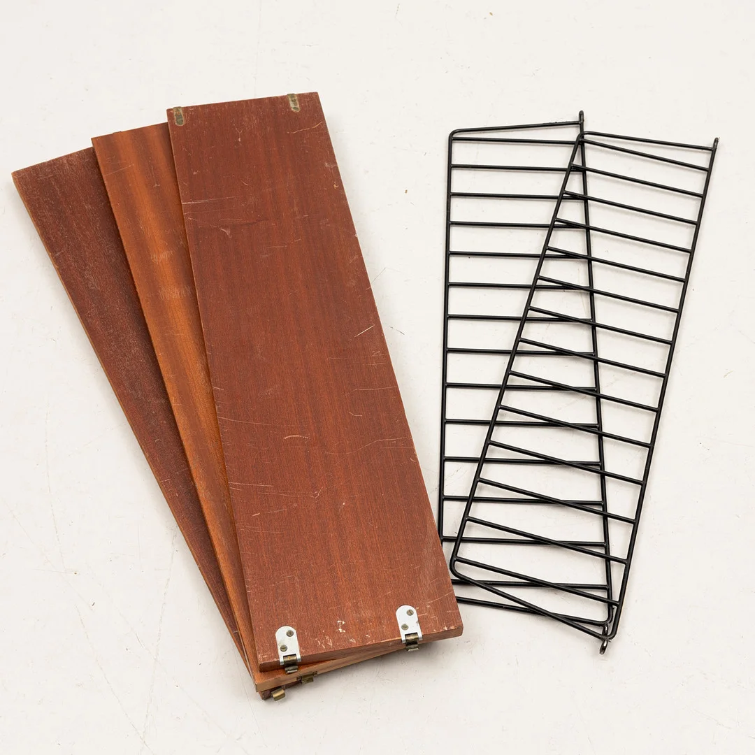 NILS & KAJSA STRINNING. Vägghylla, "String", 5 delar, 1900-talets andra hälft. — Cupboards, Cabinets & Shelves — Auktionshuset Kolonn