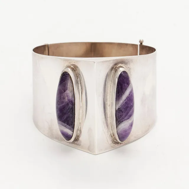 Armring, cabochonslipade ametister, silver, Tillander, Helsingfors 1962.