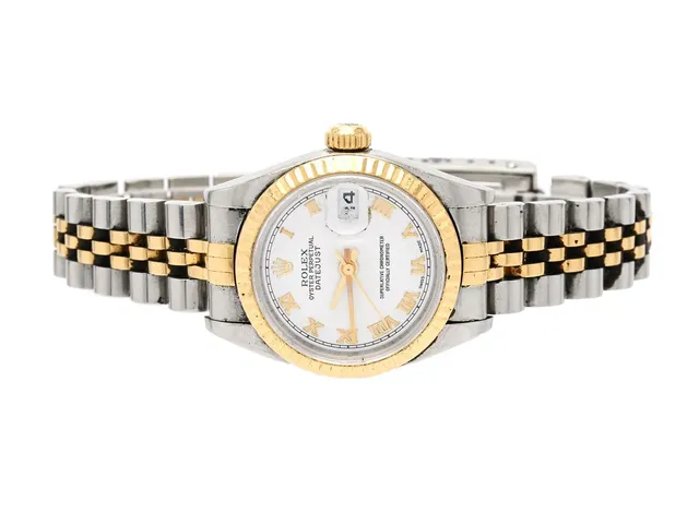 ROLEX, Oyster Perpetual, Datejust (Swiss Made), Chronometer, Ref nr. 79173, Serie nr. P142386, Cal 2235, Verk nr. A 0118626, Boett nr. 2060, damur, 26 mm, stål/guld, automatisk, safirglas (skadat), datum, defekt (akut servicebehov), Jubileelänk (se bild), viklås, Ref nr. 62523D-18-AB5/468 B, cert, juni 2000, box, ytterkartong.