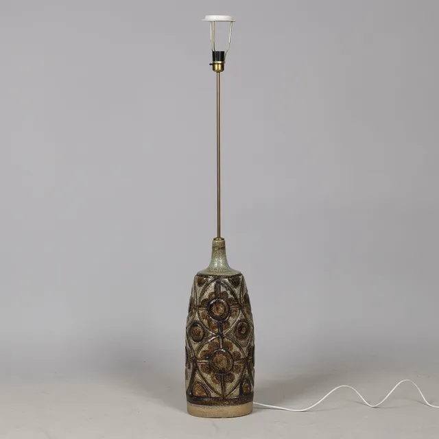 NOOMI BACKHAUSEN (1938-2011). Unik gulvlampe i stentøj med brunlig dekoration, Søholm, 1960-1970'erne.