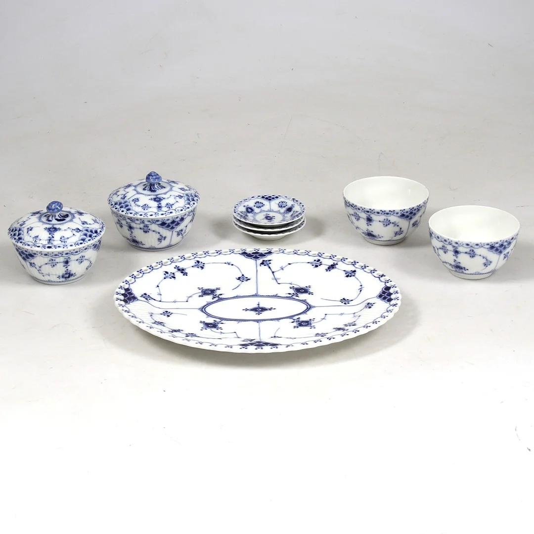 SERVISDELAR, 8 delar, "Musselmalet", Royal Copenhagen, Danmark. — European — Stadsauktion Sundsvall