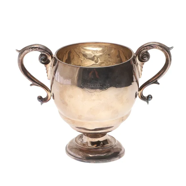 AN EDWARDIAN SILVER TWIN HANDLED TROPHY CUP, MILITARY INTEREST.