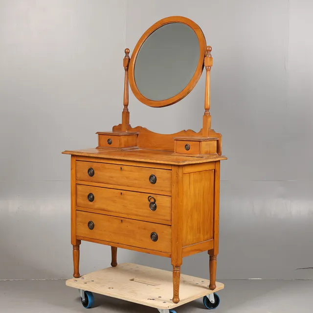 AN EDWARDIAN DRESSING TABLE.