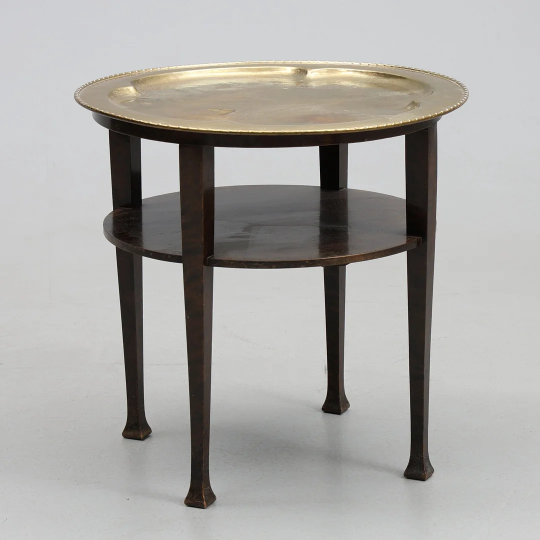 RÖKBORD. Trä, med mässingsskiva, 1900-talets första hälft. — Tables — Gomér & Andersson Jönköping