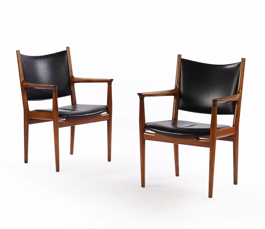 Hans J. Wegner for Johannes Hansen. A set of teak armchairs, model 'JH-513' (2) — Furniture/Chairs — Lauritz