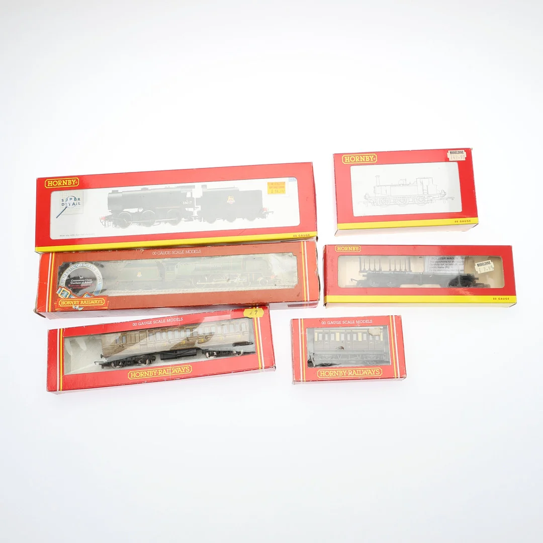 COLLECTION OF HORNBY 00 GAUGE BOXED MODEL COACHES, WAGONS AND LOCOMOTIVES. (6). — Model railways — Young's Auctions