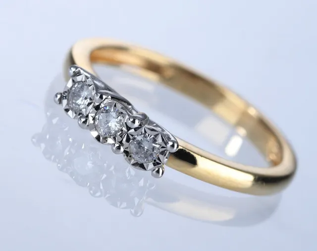 Brillantring af 18 kt. guld og hvidguld, i alt 0.15 ct