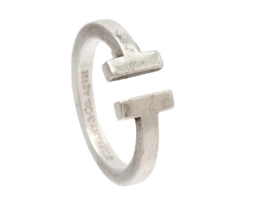 TIFFANY & CO, sterlingsilver, T square ring, stl 17,75 mm, slitage, vikt 4,5 g. — Smycken/Ring — Kaplans