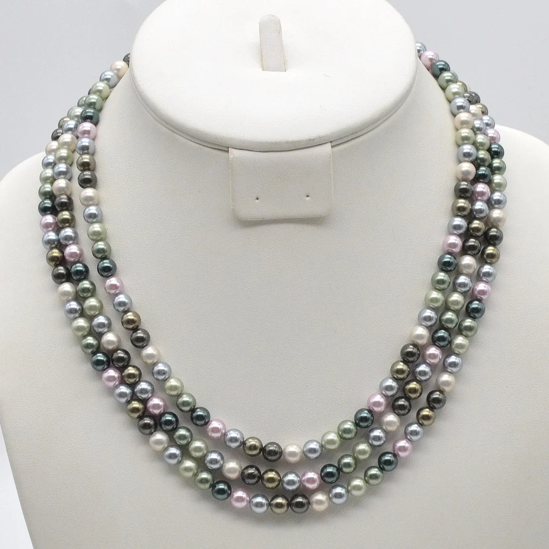 PERLEN COLLIER, VERSCHLUSS AUS STERLINGSILBER, DREISTRÄNGIG, MEHRFARBIGE RUNDE PERLEN, VINTAGE, CA. 45 CM. — Necklace — Kunst- und Auktionshaus Kleinhenz