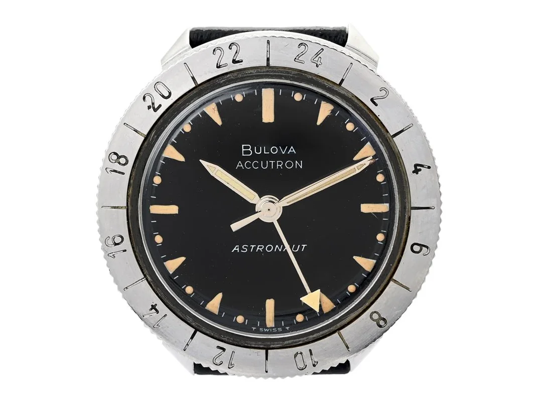BULOVA, Accutron, Astronaut ((T Swiss T), Cal 214 HN, Serie nr. C37451, Boett nr. M7, herrur, 38 mm, stål, stämgaffel, plexiglas, 24-timmarsvisning, defekt, läderband, ca 1967. — Klockor/Bulova — Kaplans
