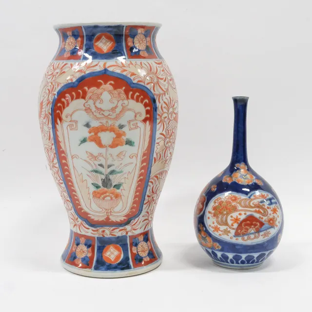 TVÅ STYCKEN VASER, IMARI, JAPAN, OMKRING 1900.