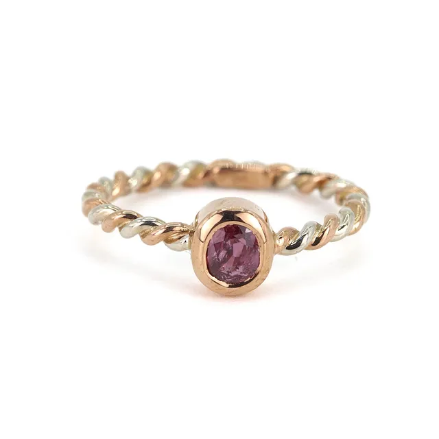 14CT GOLD RUBY RING.
