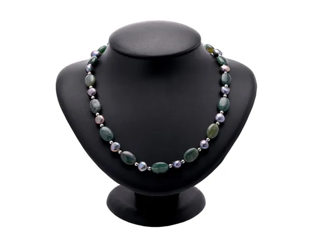 COLLIER, odlade färgade sötvattenspärlor, oval mossagat, lås och detaljer i vitmetall, vikt 46 cm.