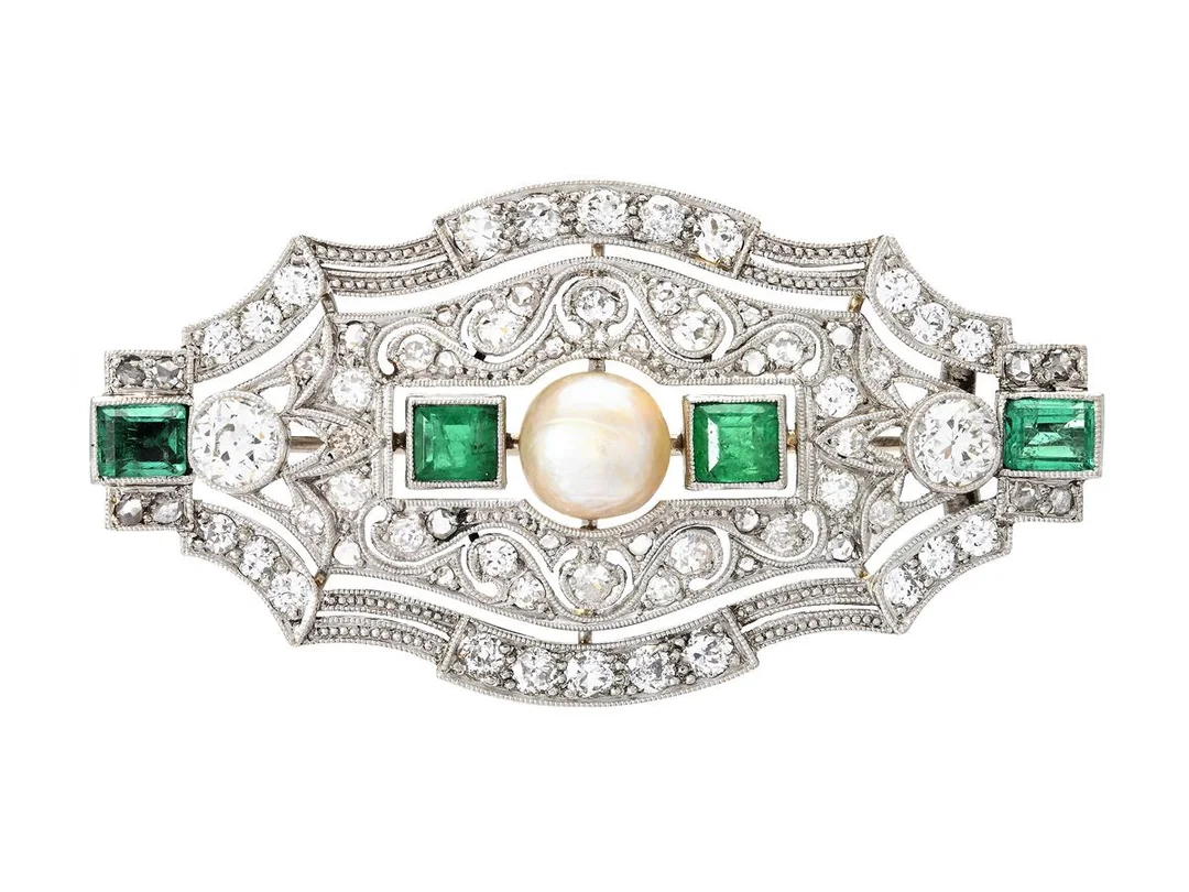 BROSCH, platina, pärla, smaragder, gammal- och åttkantslipade diamanter ca 1,90 ctv, ca TW-Cr/VS-P, Juvelerare Birger Eriksson, Göteborg 1948, mått 47x25 mm, vikt 12,9 g, stenar med nagg. — Smycken/Brosch — Kaplans