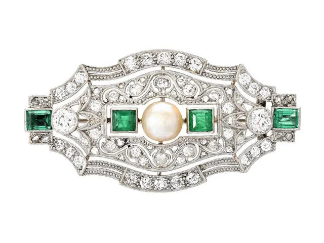 BROSCH, platina, pärla, smaragder, gammal- och åttkantslipade diamanter ca 1,90 ctv, ca TW-Cr/VS-P, Juvelerare Birger Eriksson, Göteborg 1948, mått 47x25 mm, vikt 12,9 g, stenar med nagg.
