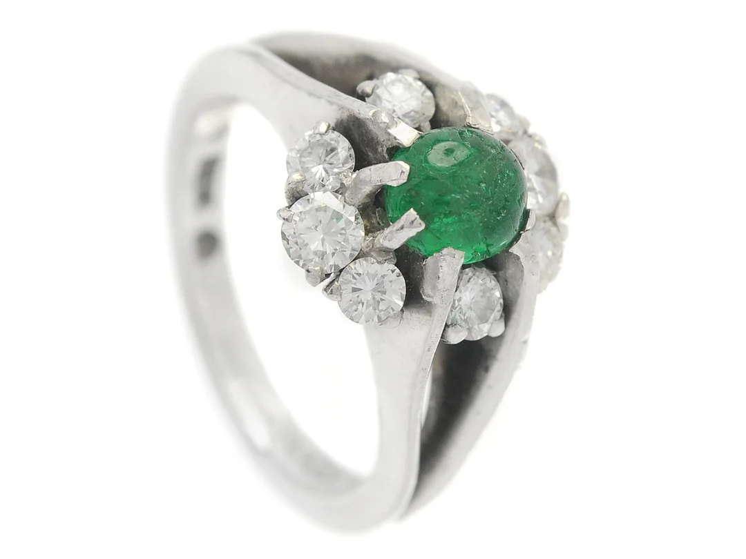 RING, 18K vitguld, cabochonslipad smaragd, 8 briljantslipade diamanter 0,58 ctv enligt gravyr, ca TW-W/VS, stl 16,25 mm, smaragd med nagg och skador. — Smycken/Ring — Kaplans