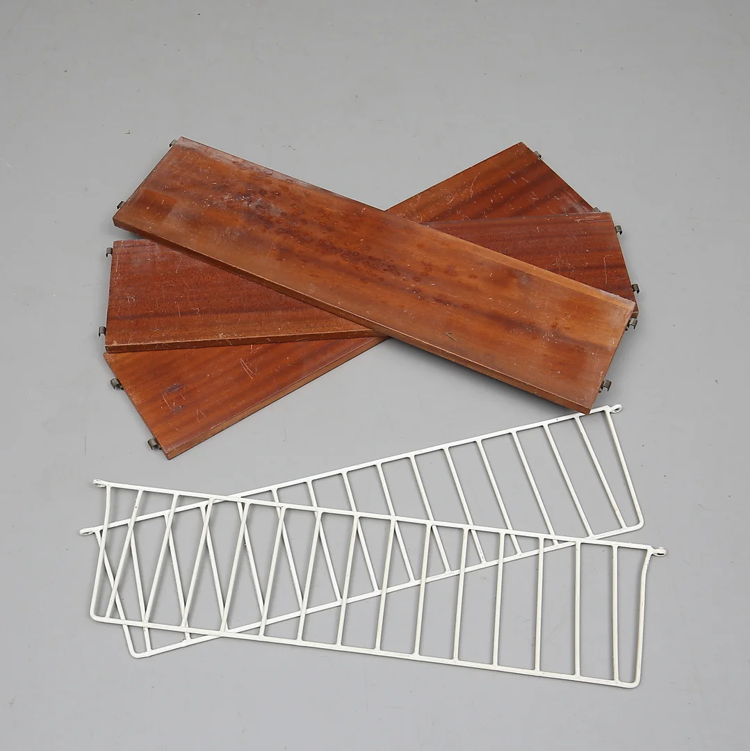 VÄGGHYLLA, stringmodell, 1900-talets mitt. — Cupboards, Cabinets & Shelves — Gomér & Andersson Norrköping
