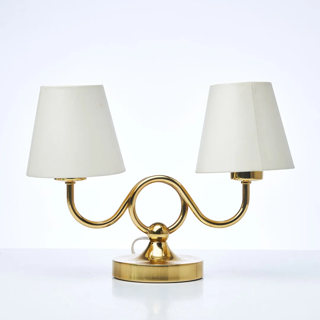 JOSEF FRANK. BORDSLAMPA, modell 2483, för Firma Svenskt Tenn, mässing, vita textilskärmar, stämpelmärkt undertill. — Table Lamps — Stockholms Auktionsverk Sickla