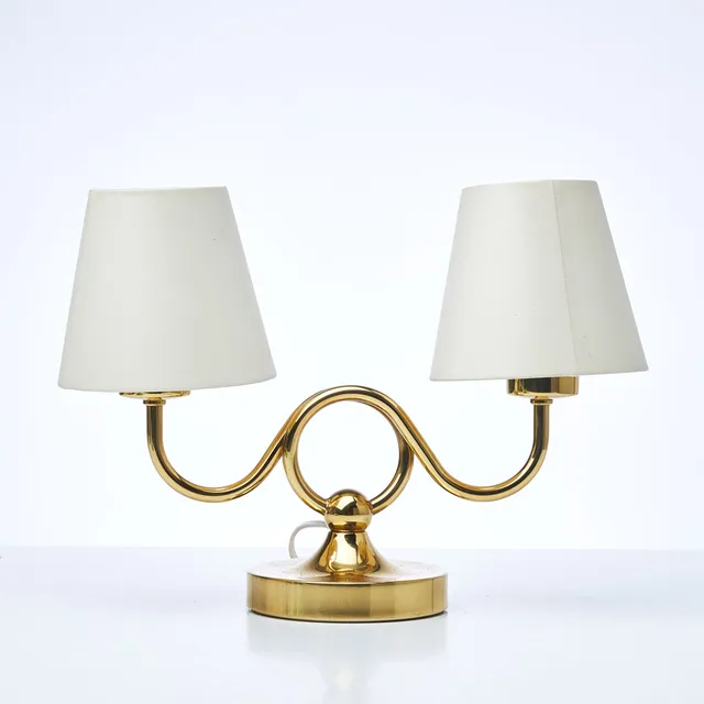 JOSEF FRANK. BORDSLAMPA, modell 2483, för Firma Svenskt Tenn, mässing, vita textilskärmar, stämpelmärkt undertill.