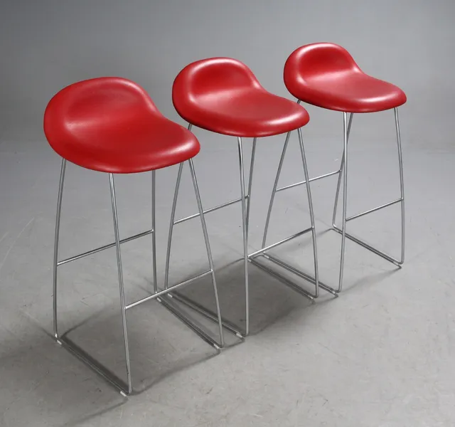 Komplot Design for Gubi. Tre barstole model 3D, rødt læder (3)
