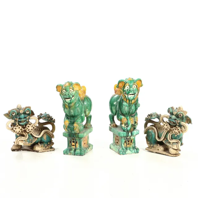 Two sets of Fo Dogs / temple lions, glazed ceramics, etc., 1900 / 2000s. H. 42-60 cm. (4)