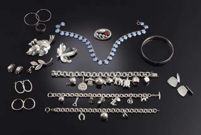 Hugo Grün, Bernhard Hertz and others A collection of silver and sterling silver jewelery (20)