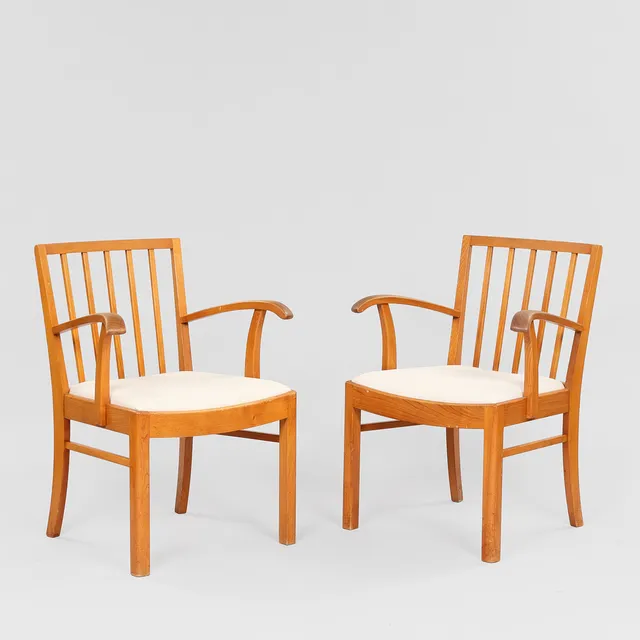 Dansk møbeldesign. Par armstole af asketræ, 1940'erne, Danmark (2).