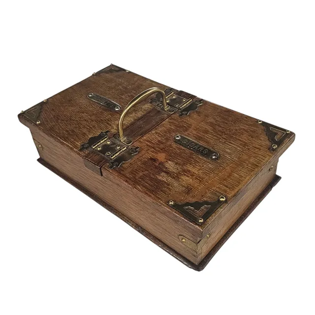 Caja inglesa para tabaco en madera de roble con detalles en latón.