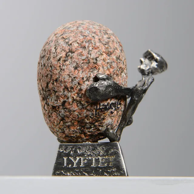HENRY GUSTAFSSON. Skulptur, "Lyftet", tenn & sten, signerad.