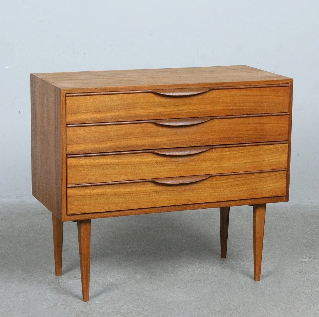 Kleine Vintage-Kommode aus den 1960er Jahren. — Chests of drawers — Stockholms Auktionsverk Düsseldorf/Neuss