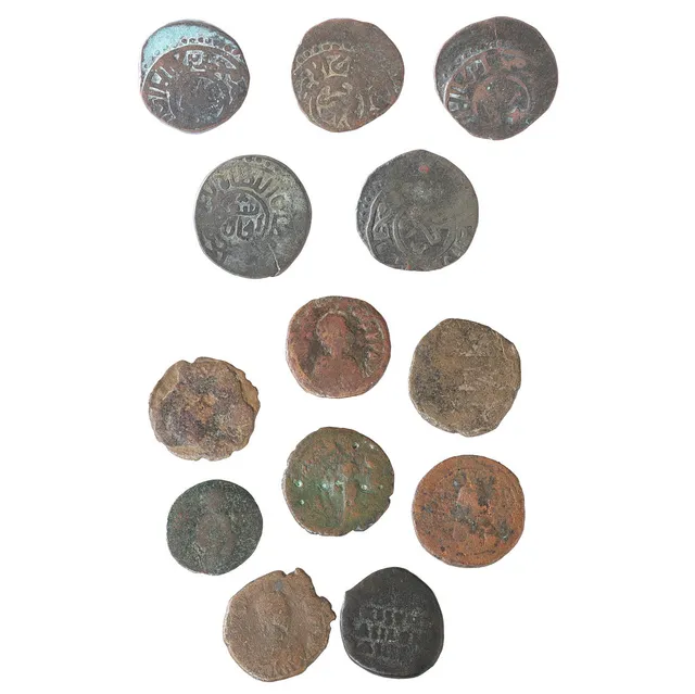 A COLLECTION OF BYZANTINE AND KHWARAZMIAN COINS (13).
