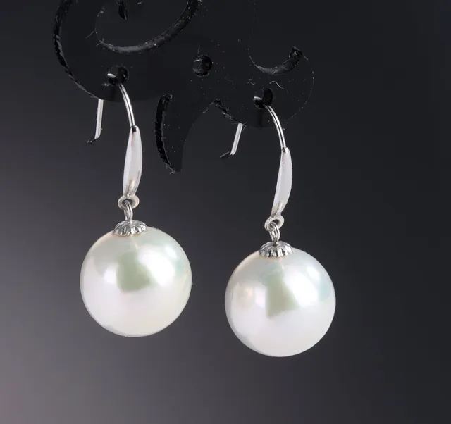 A pair of Edison cultured pearl earrings of 18 kt. white gold (2)