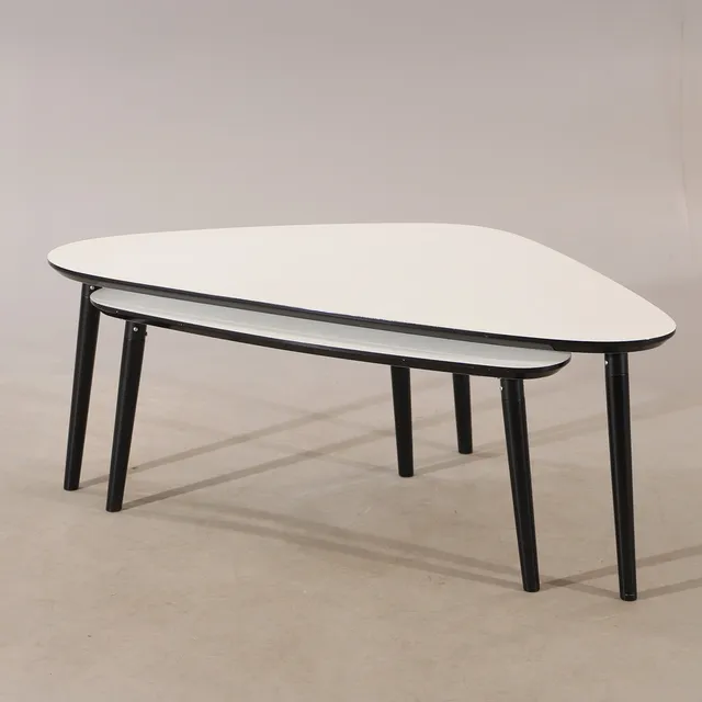 SOFFBORD, 2-delat, vita laminatskivor samt svartmålade träben, 2000-tal.