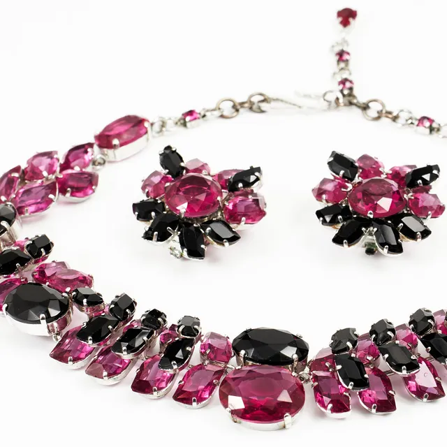 CHRISTIAN DIOR, "Costume Jewellery", collier, örhängen/clips, 1 par, vitmetall med fasettslipade pastestenar i svart och mörk cerise, stämplade Chr. Dior 1959.