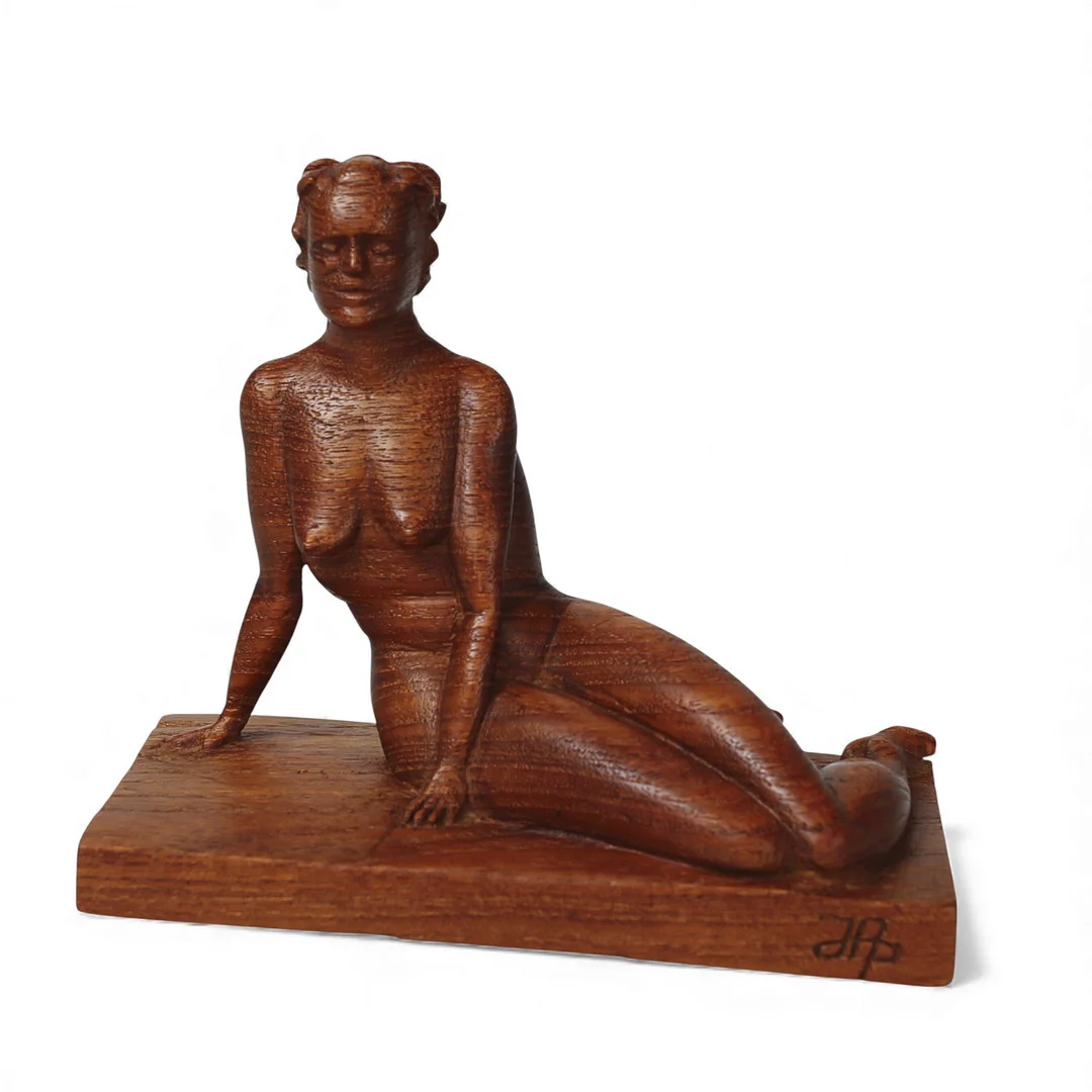 OIDENTIFIERAD KONSTNÄR. teak, kvinnogestalt, monogramsignerad HP på basen. — Sculptures & Bronzes — Limhamns Auktionsbyrå