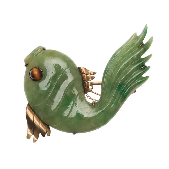A CARVED JADE AND GOLD MOUNTED NOVELTY FISH BROOCH.