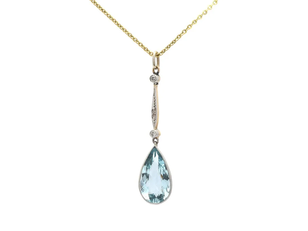 HÄNGE MED KEDJA, platina/18K guld, droppslipad akvamarin ca 4,0 ct, äldre briljant - och rosenslipade diamanter, kedja i 8K guld, hängets höjd 43 mm, längd 38,5 cm, vikt 4,2 g, akvamarinen med nagg på undersidan. — Smycken/Hänge med kedja — Kaplans