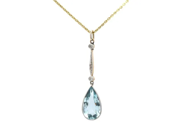 HÄNGE MED KEDJA, platina/18K guld, droppslipad akvamarin ca 4,0 ct, äldre briljant - och rosenslipade diamanter, kedja i 8K guld, hängets höjd 43 mm, längd 38,5 cm, vikt 4,2 g, akvamarinen med nagg på undersidan.