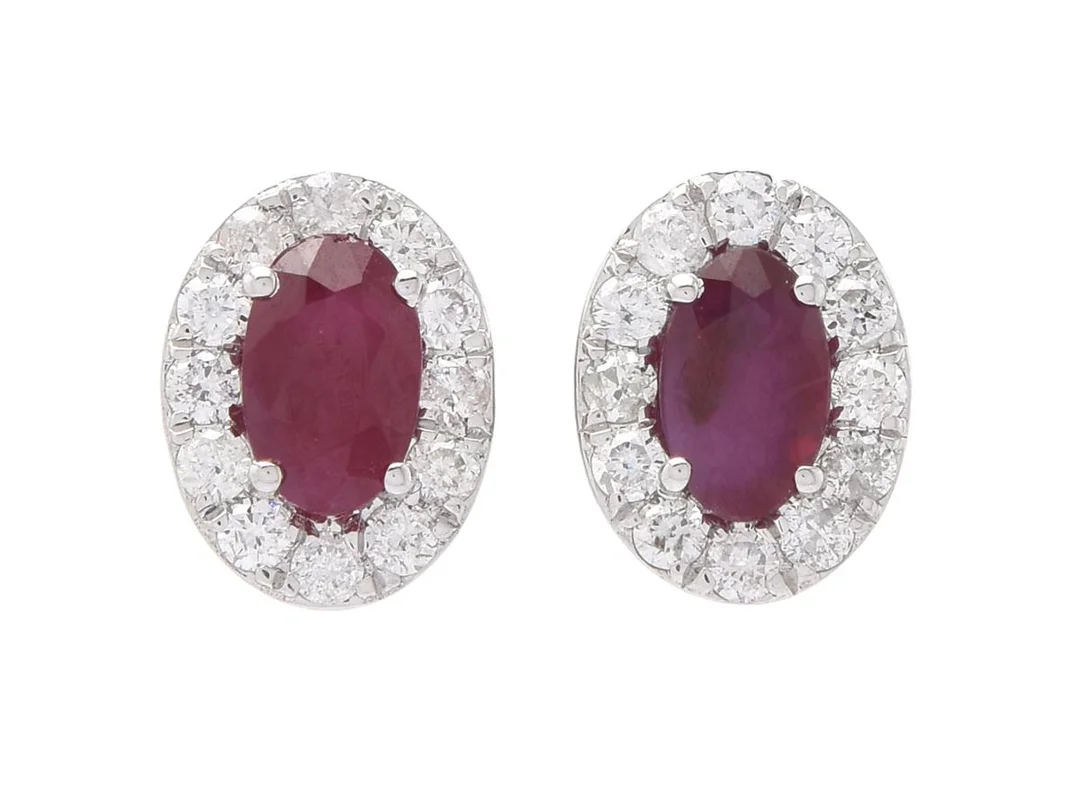 CARMOSÉÖRHÄNGEN, 18K vitguld, 2 ovalslipade rubiner ca 0,55 ctv, 24 briljantslipade diamanter ca 0,25 ctv, ca TW-TCr/P, stift, höjd 8 mm, vikt 1,3 g. — Smycken/Örhängen — Kaplans