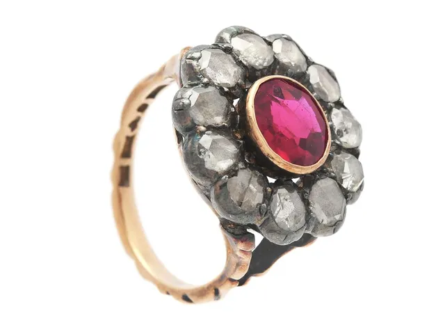 CARMOSÉRING, 18K guld/silver, syntetisk rubin, rosenslipade diamanter, Eli Axelssons Guldsmedsaktiebolag, Stockholm 1917, stl 16,5 mm, vikt 6,9 g, senare skena i 18K guld av Juvelerare Martin Elmblad, Stockholm 1944, en diamanten är trasig.