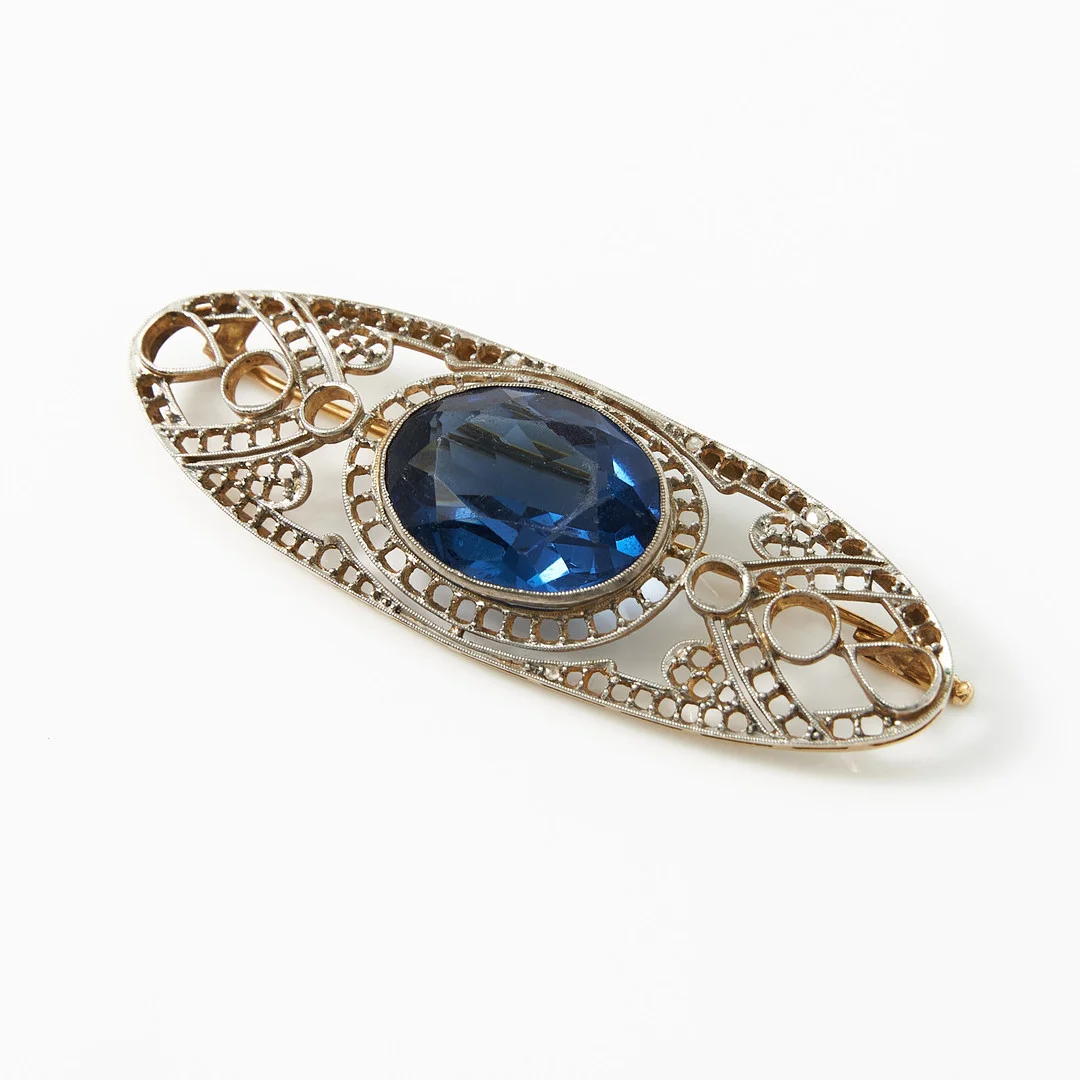 BROSCH, 18 k guld och platina, 1900-talets första hälft, fasettslipat blått glas samt 4 små diamanter (samtliga övriga stenar saknas). — Brooches & Pendants — Stockholms Auktionsverk Magasin 5