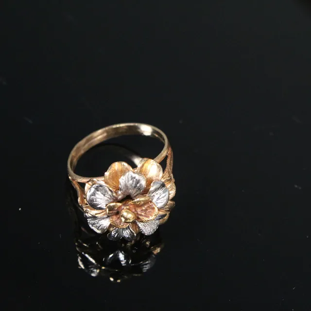 Ring mit Blütenmotiv, Tricolor, 750/000.